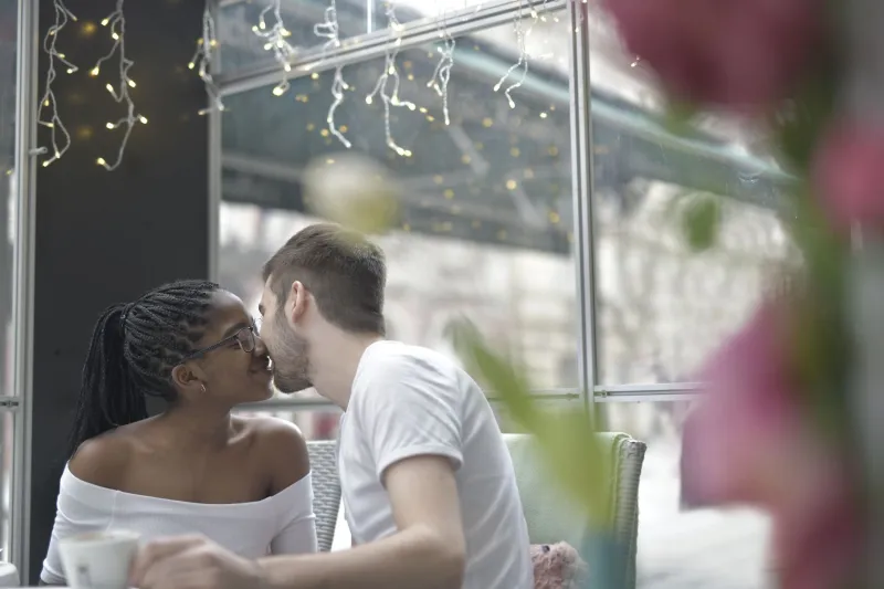 Aimer à la française : le petit lexique des sentiments qui ne se disent pas