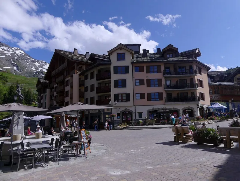 Feux de la Saint-Jean et tables dehors : l'été des villages que les guides ne connaissent pas