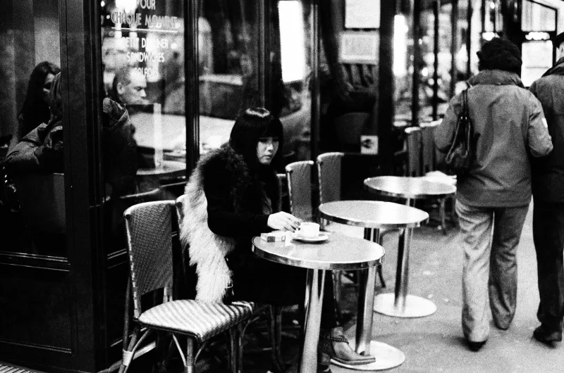 Maître de sa terrasse : l'art (très parisien) de s'installer comme chez soi sur la voie publique